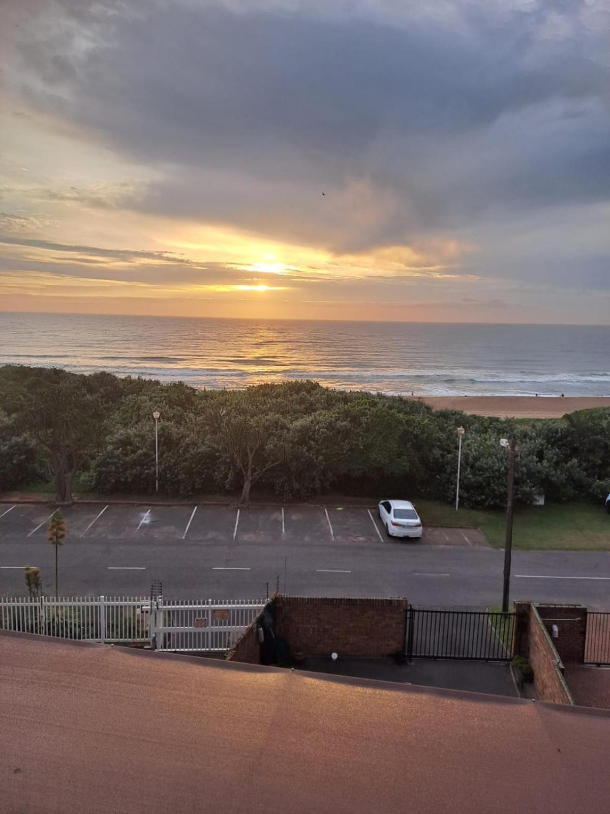 Deep Blue Guest House Amanzimtoti Buitenkant foto